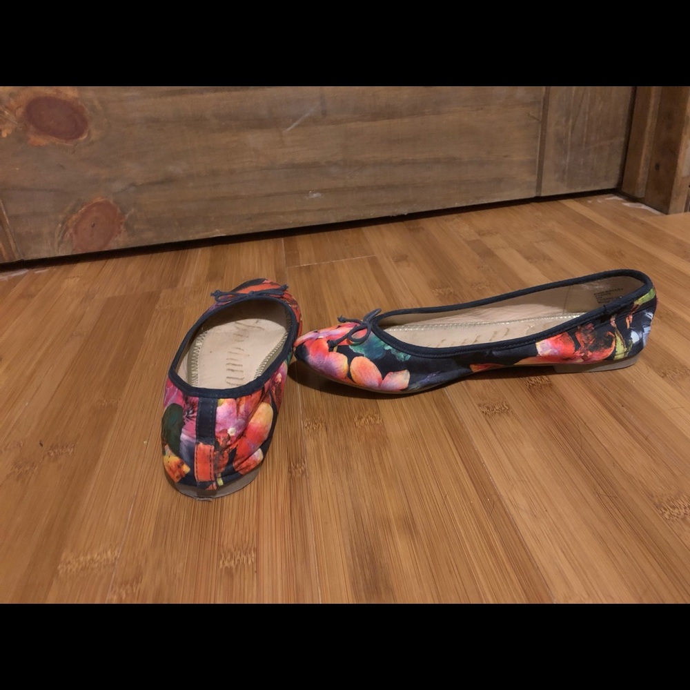 Shoes - Picture 4 of 5
